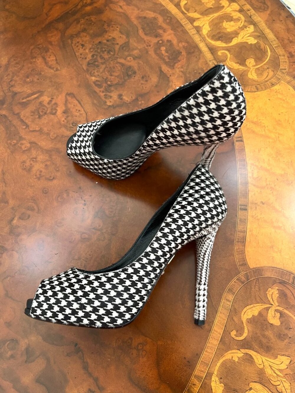 Roger Vivier Black&White Houndstooth Calf Hair Peep-Toe Pumps Sz 38
